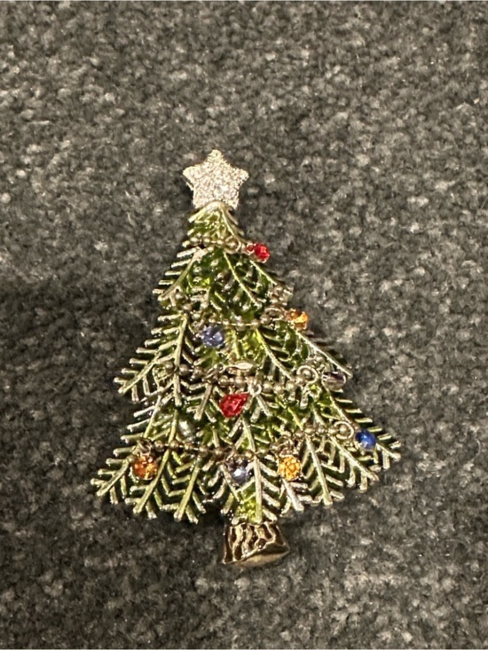 Vintage Avon Rare Christmas tree
Brooch Dangle Ornaments 2008